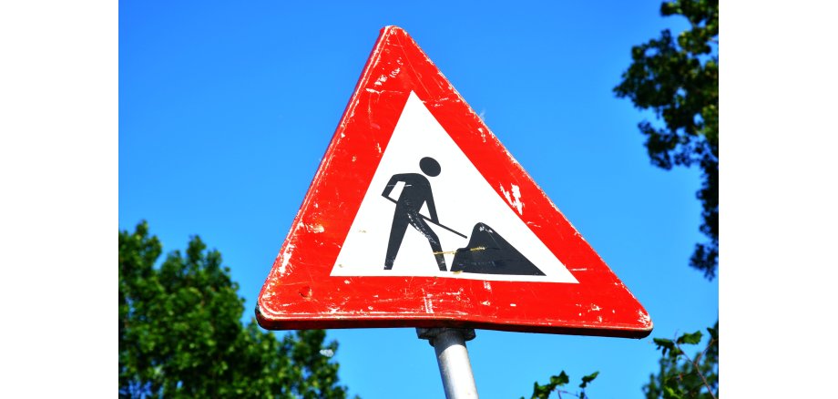 Hinweisschild "Achtung Baustelle"