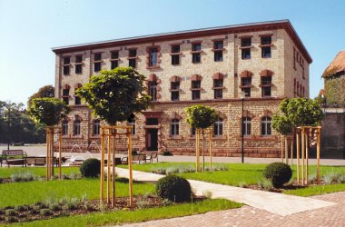 Arrestgebäude - Seitenansicht mit Hof und Brunnen