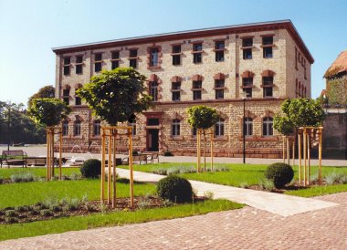 Arrestgebäude - Seitenansicht mit Hof und Brunnen