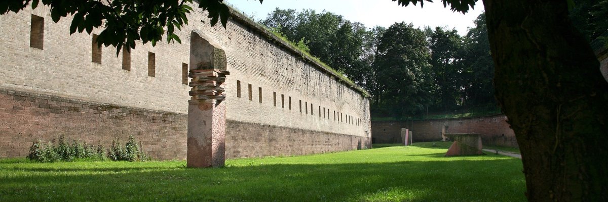 Skulpturenpark an Fronte Beckers - Ansicht mehrere Sandsteinskulpturen