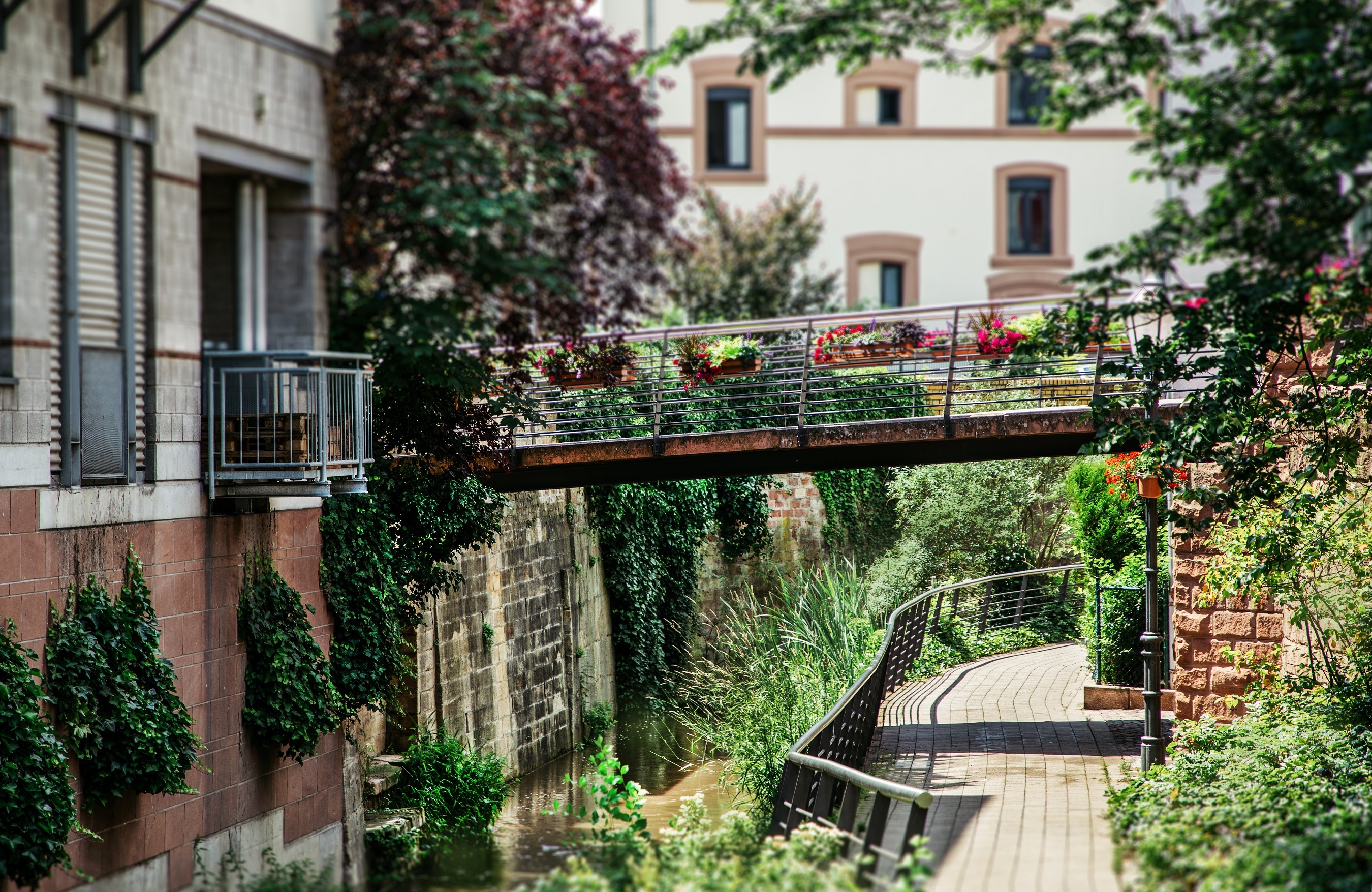 Brücke am Nardiniplatz mit Blumenschmuck