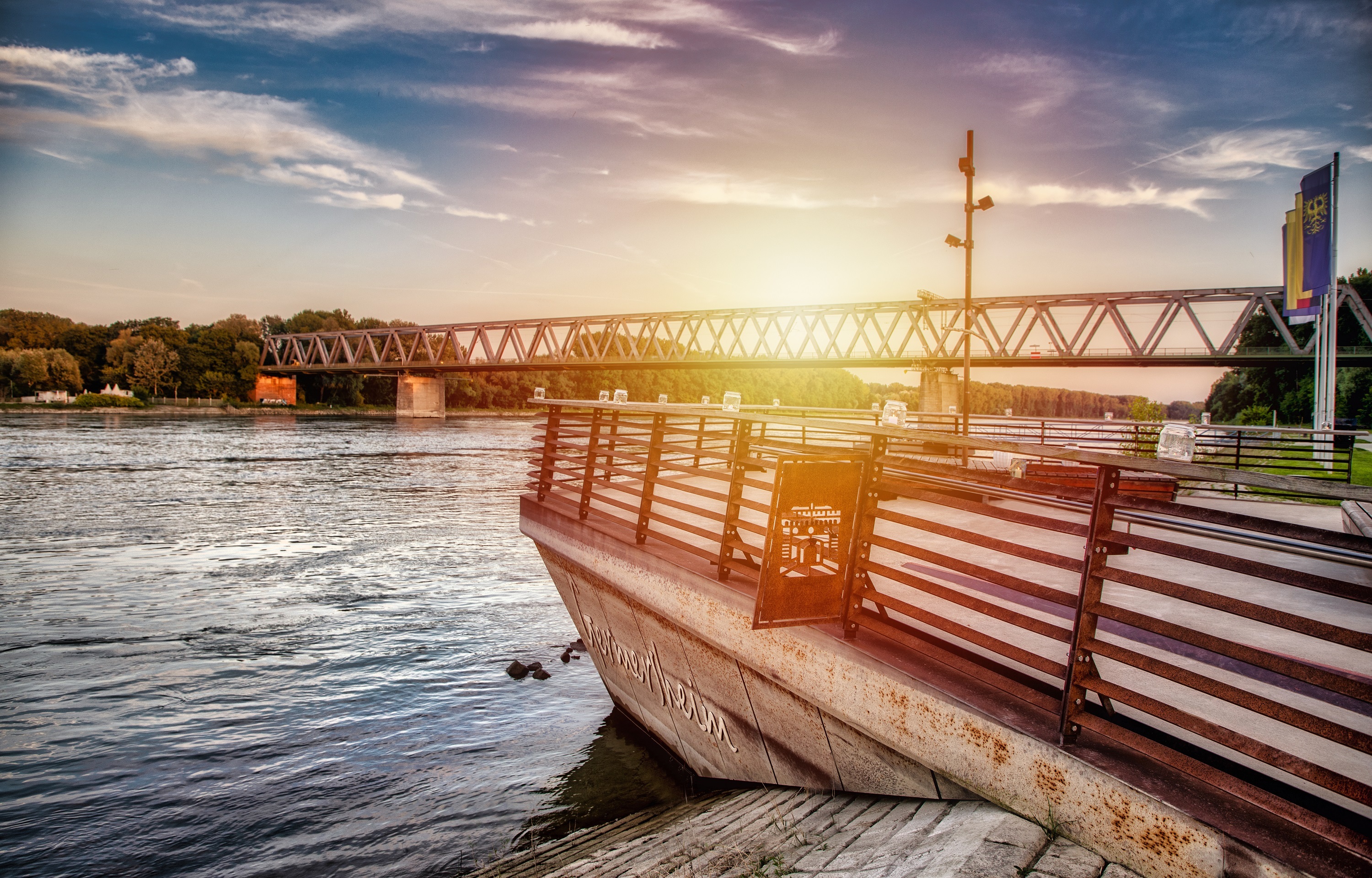 Aussichtsplattform am Rhein mit dem Schriftzug der Stadt Germersheim