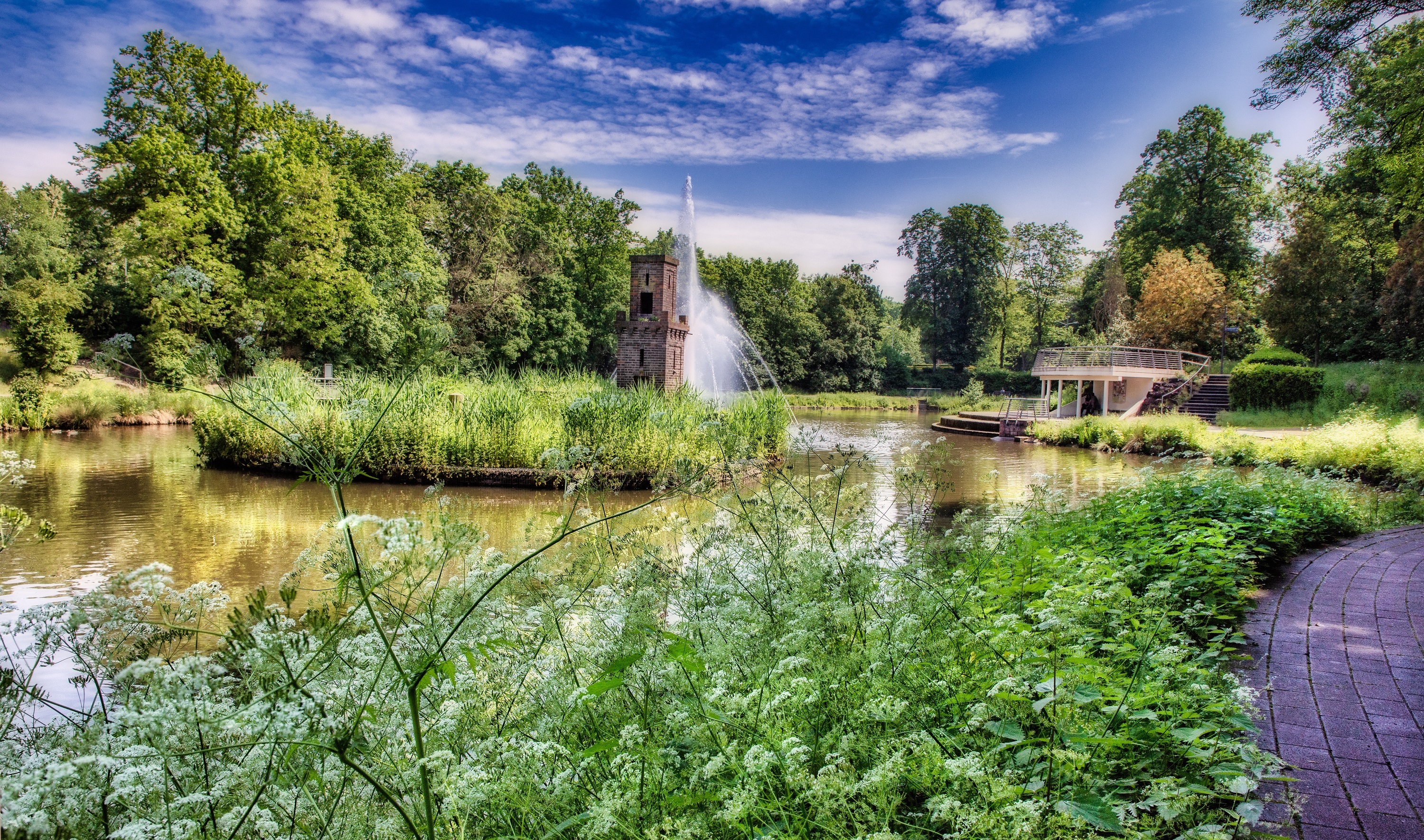 Sprinbrunnen mit Burg am Schwanenweiher