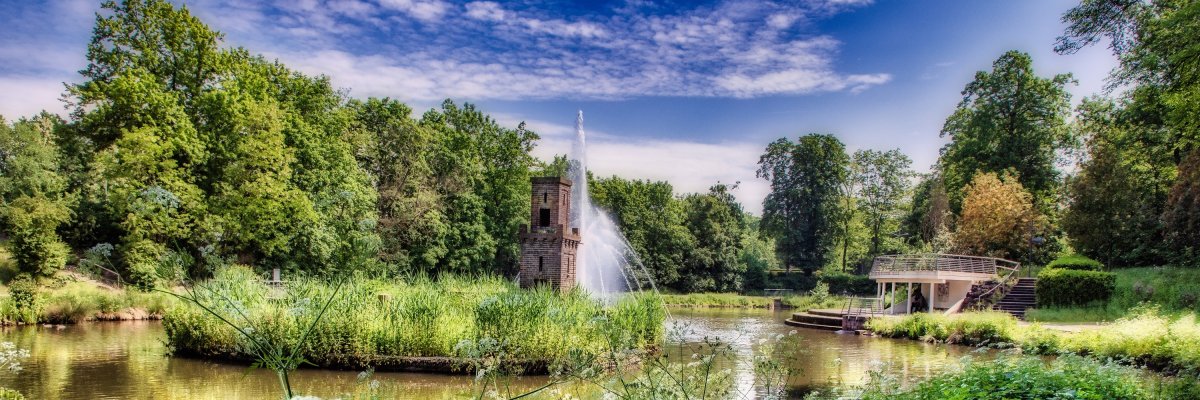 Sprinbrunnen mit Burg am Schwanenweiher
