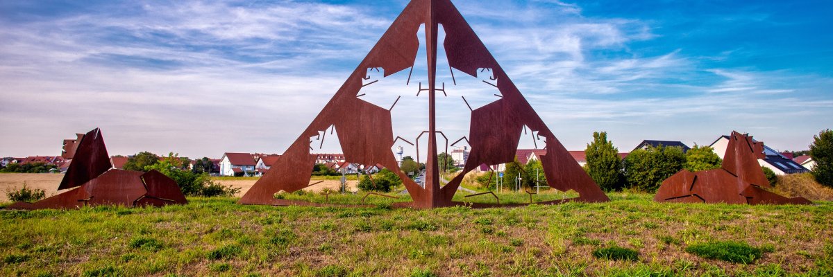 Stadt Germersheim - Pyramidenskulptur am Kreisel