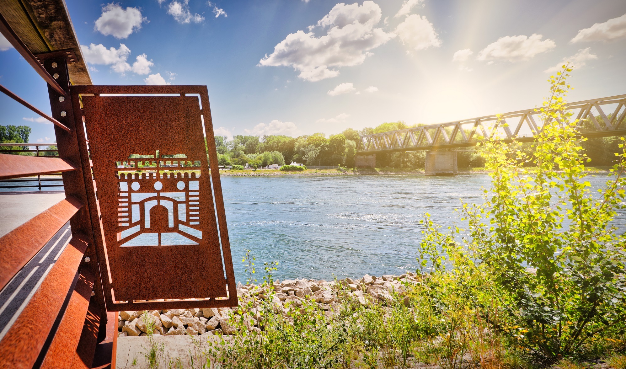 Stadt Germersheim - Rheinpromenade, Metallschild mit Stadtlogo vorm Rhein
