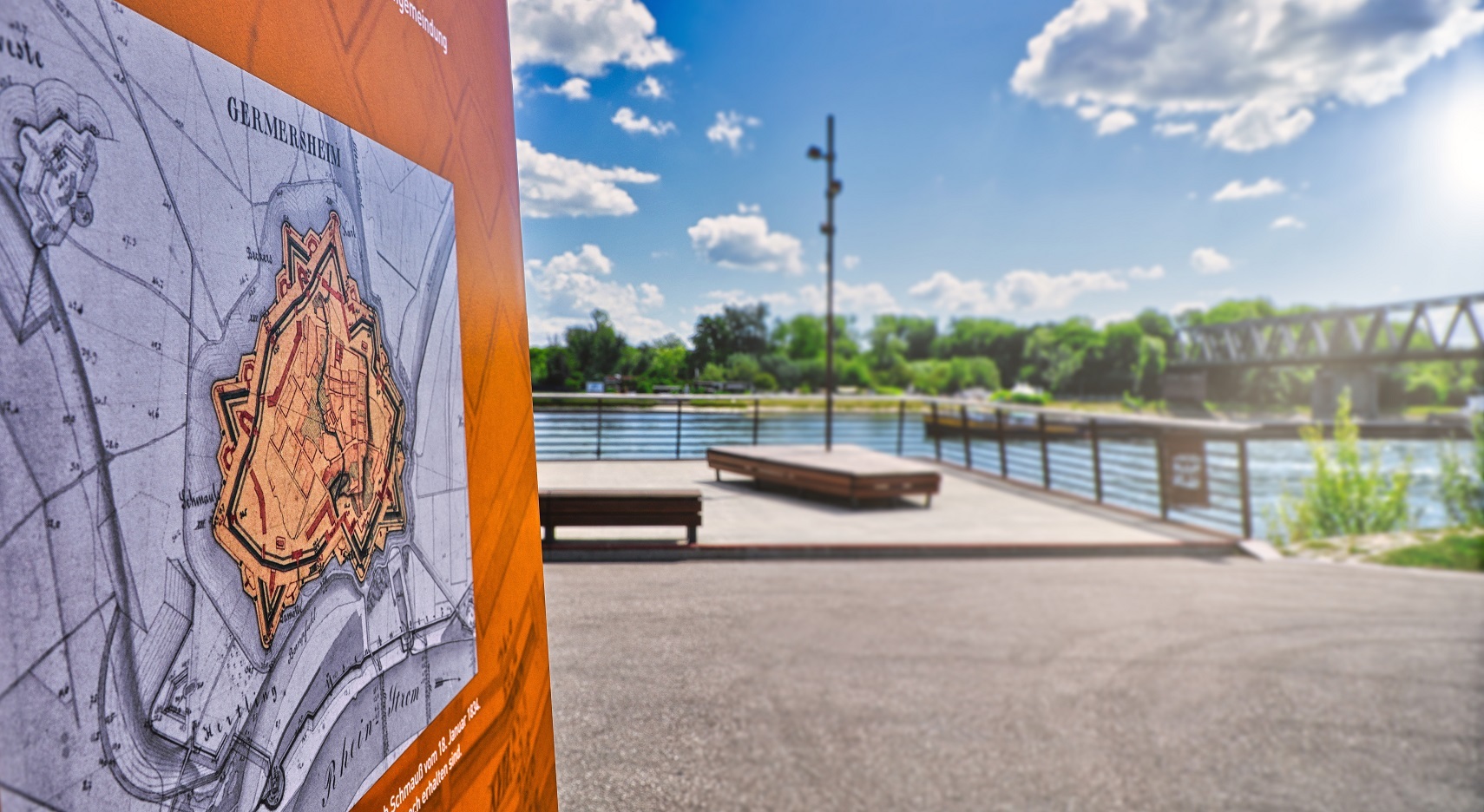 Blick auf die Rheinprommenade bei Germersheim, mit einem historischen Stadtplan am linken Bildrand