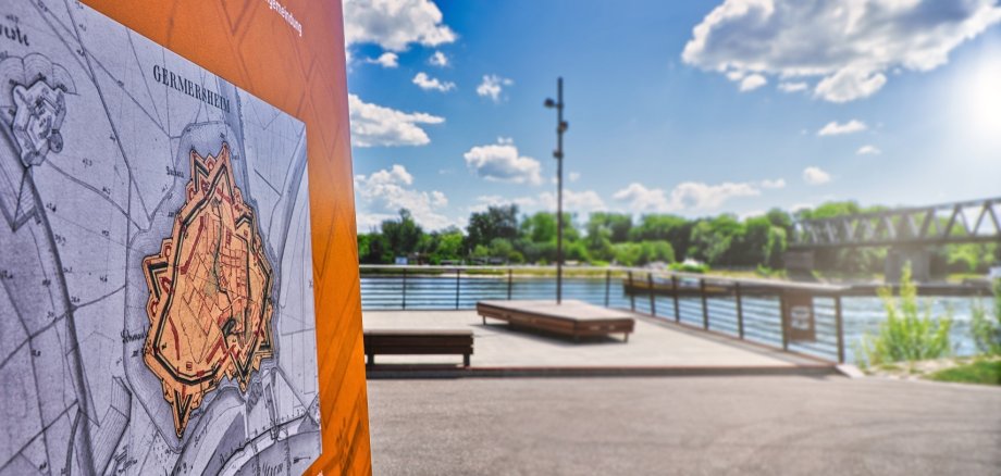 Blick auf die Rheinprommenade bei Germersheim, mit einem historischen Stadtplan am linken Bildrand