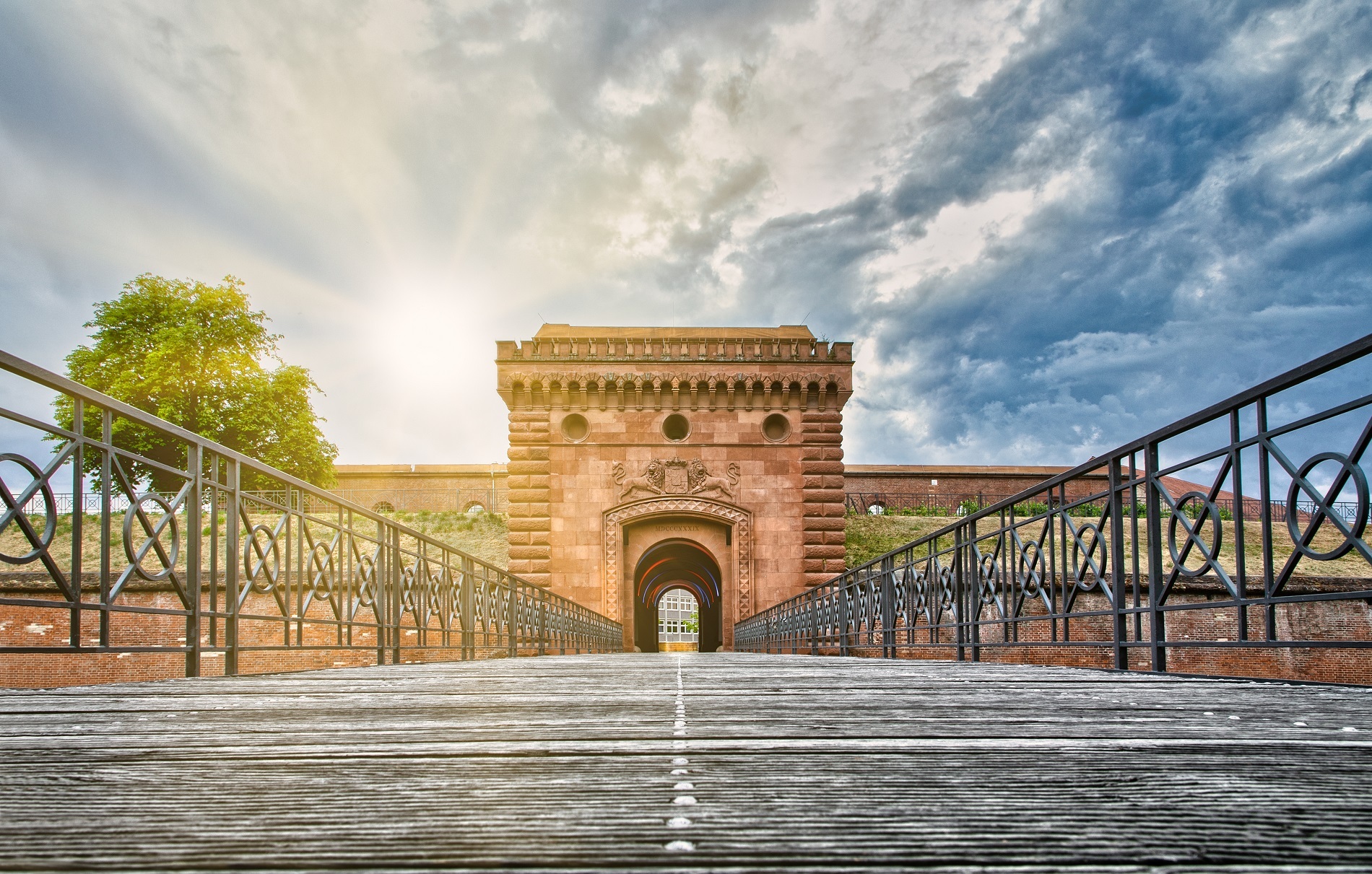 Stadt Germersheim - Weißenburger Tor Rückansicht mit Brücke und bunter Beleuchtung im Durchgang