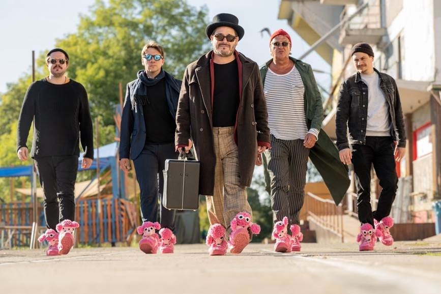 Gruppenfoto der Band "Gretchens Pudel", alle Bandmitglieder haben rosa Pudelschuhe an.