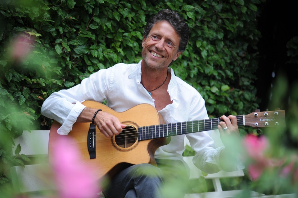 Sänger Marco Augusto mit seiner Gitarre