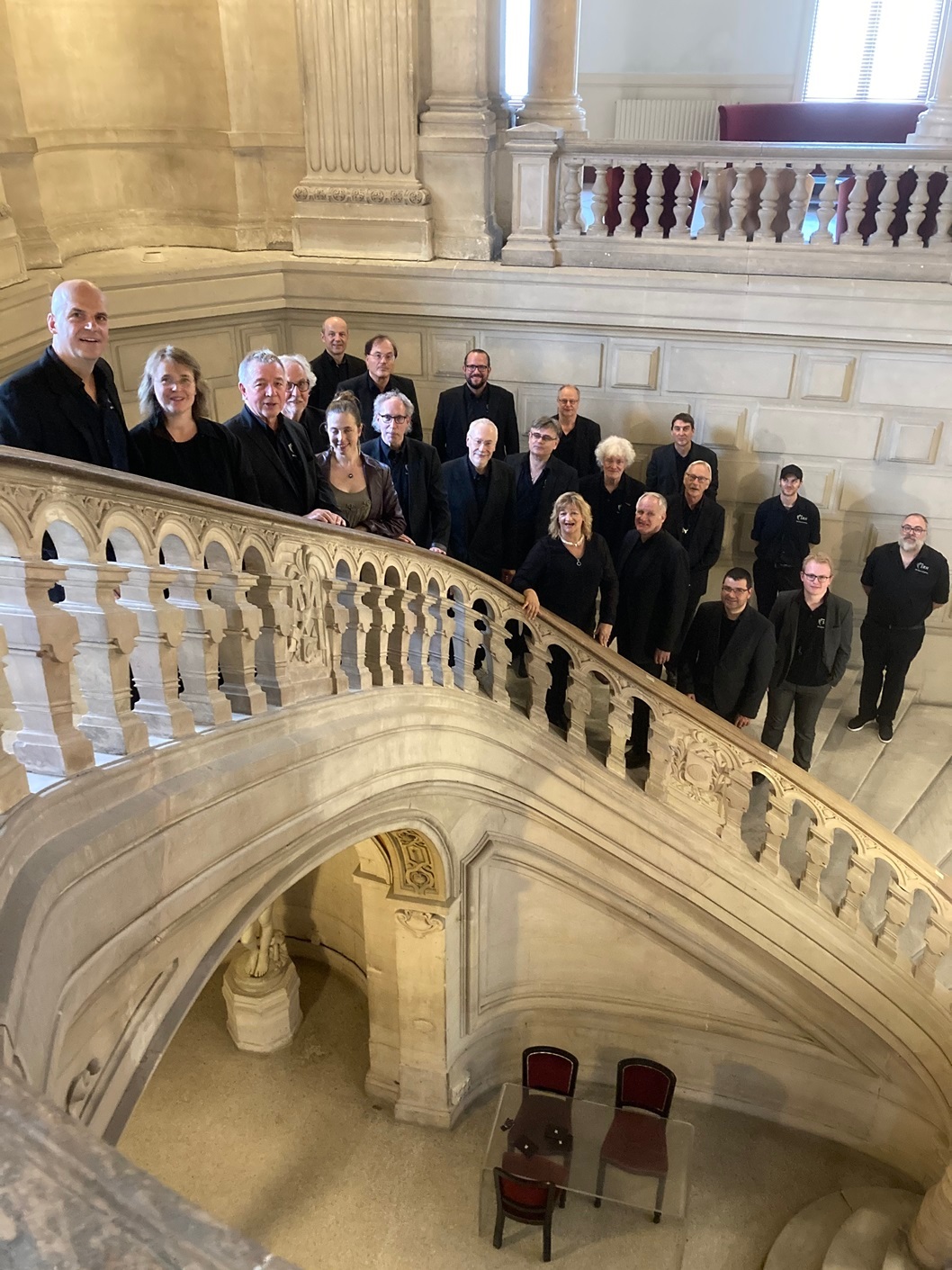 Foto der SRH BigBand auf einer Treppe