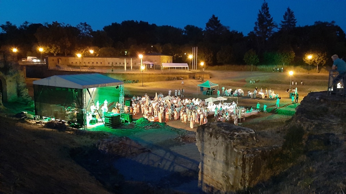 Blick von oben auf die Bühne und die Besucher des Dinner in white 2023 im Stadtpark Fronte Lamotte