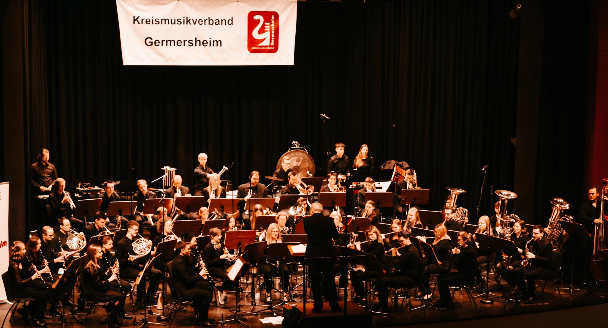 Orchesterfoto aus dem Jahr 2023 des Verbandsjugendorchesters Germersheim auf der Bühne