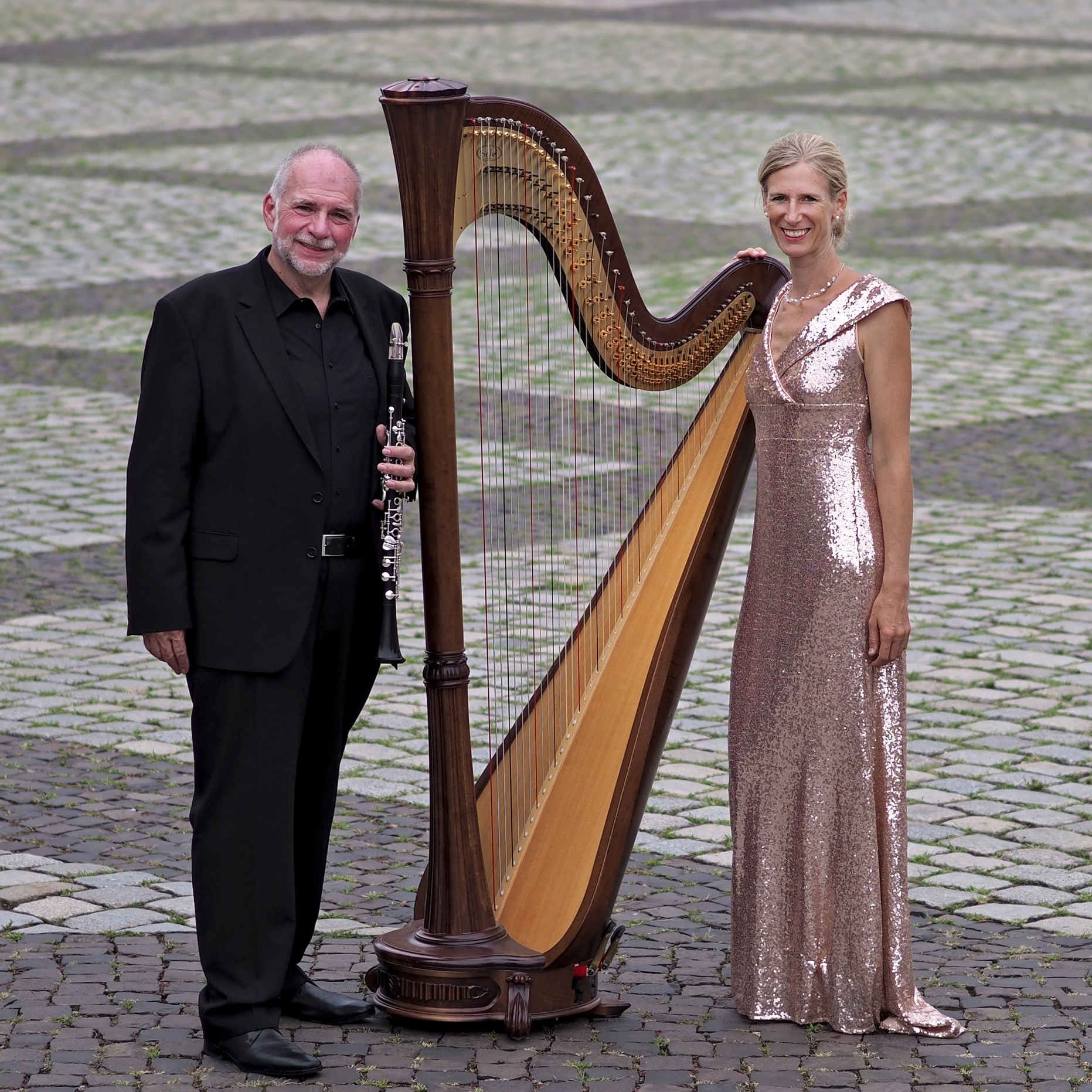 Die Musiker Helmut Eisel (Klarinette) und Birke Falkenroth (Harfe) mit ihren Instrumenten