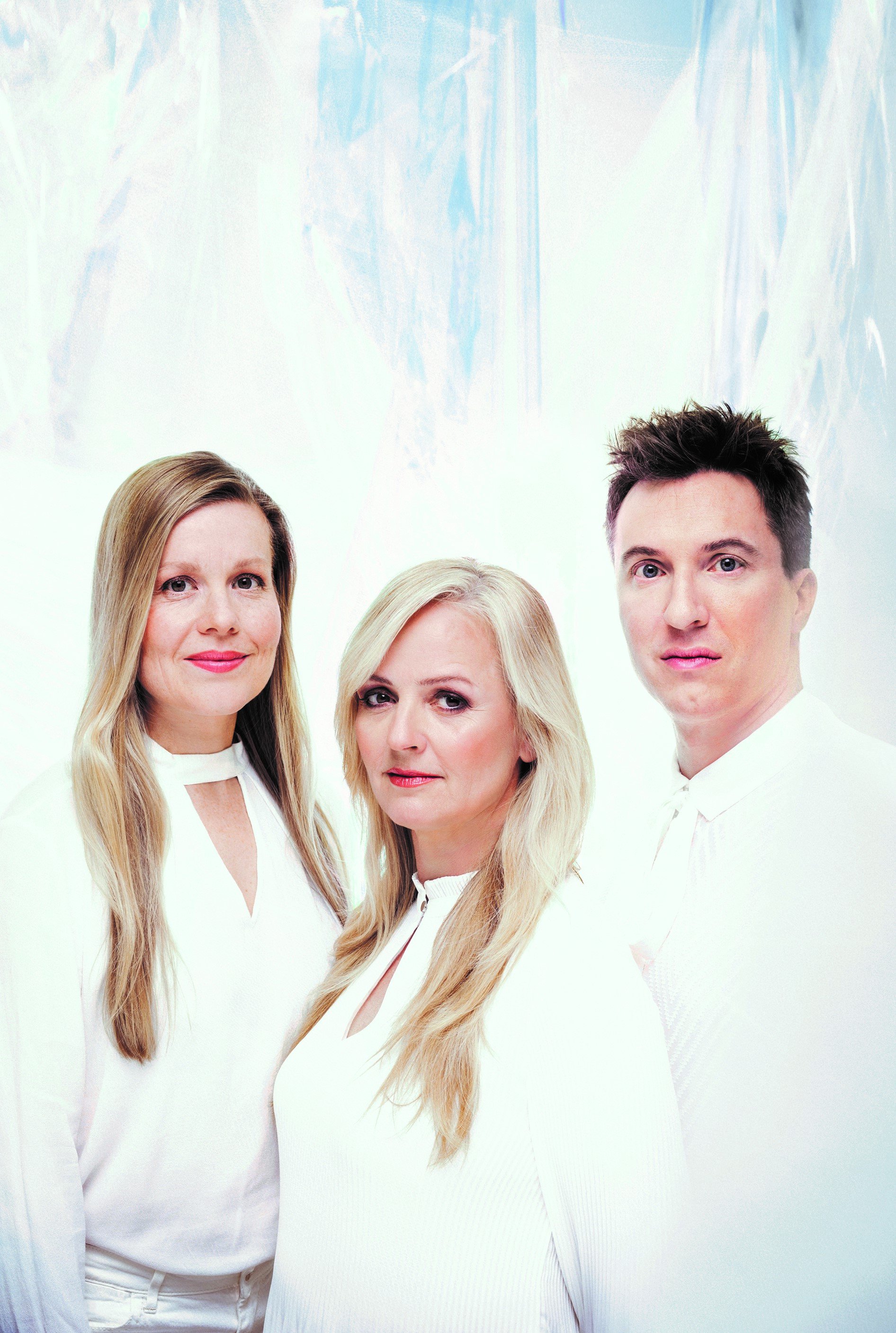 Gruppenbild mit weißer Kleidung; Andrea Ritter; Sandie Wollasch, Daniel Koschitzki