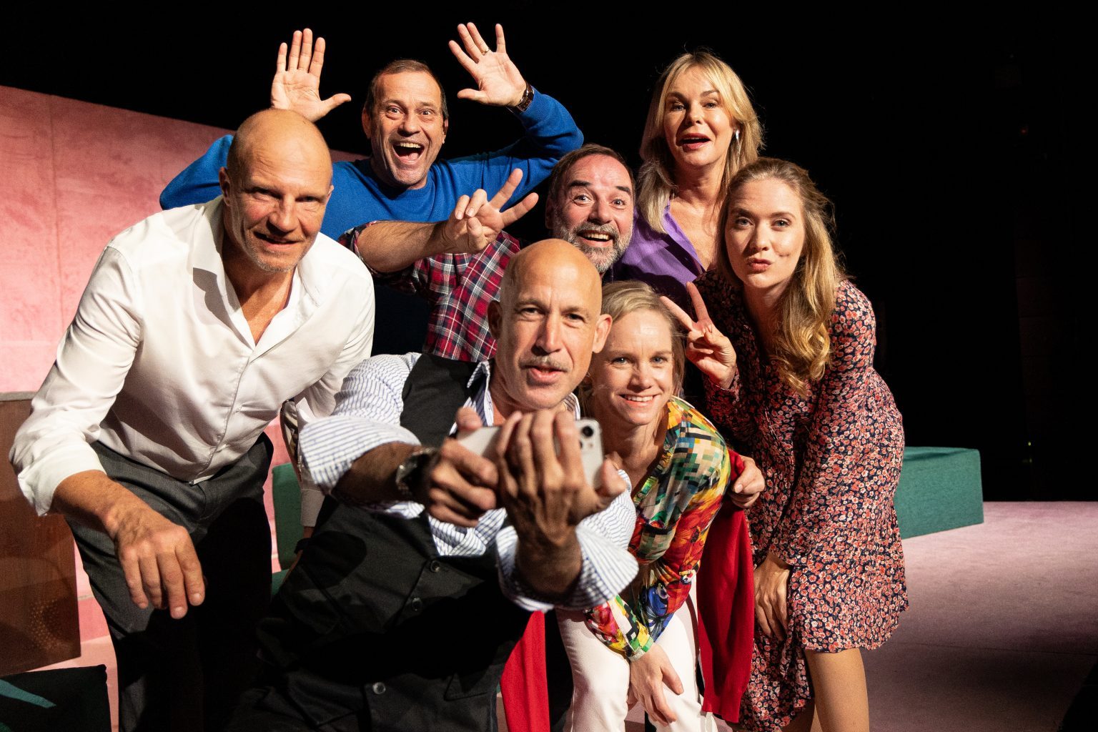 Szenenbild mit allen Schauspielerinnen und Schauspielern