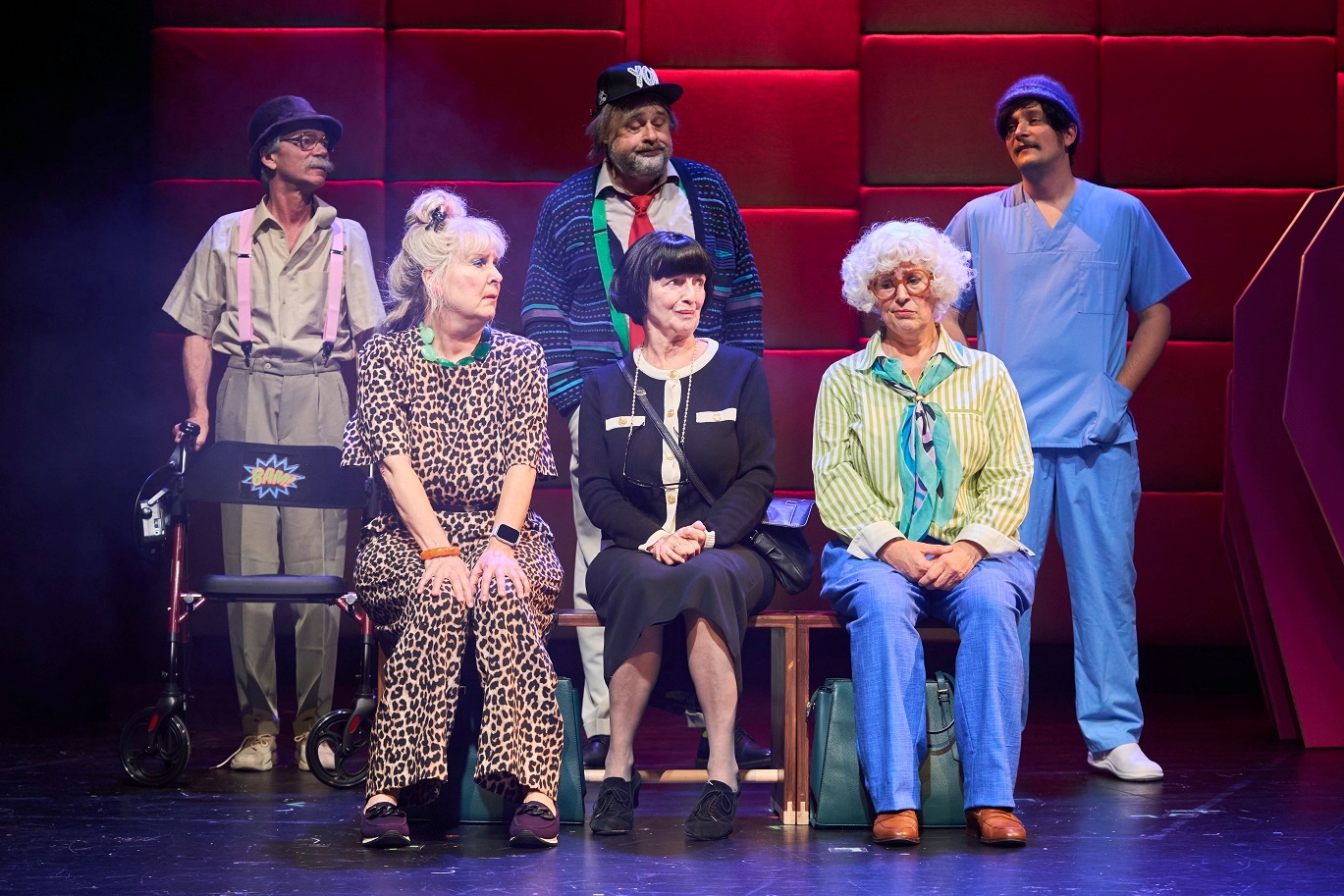 Robert Eder (als Heinrich, Kütte), Beate Kiupel in der Rolle der Lilli, Oskar Ketelhut (als Erwin, Meiners, Kötzel), Meike Meiners in der Rolle der Meta, Verena Peters in der Rolle der Carla, und Marco Reimers (als Dr. Rabe, Kröger, Bruno, Makowsky, Reisekaufmann Hertrich, Hintermaier u. a.) (v.l.) stehen am 27. Mai 2025 während einer Probe zu dem Stück "Tiet is Geld – Jetzt oder nie“, Komödie von Lars Büchel und Ruth Toma auf der Bühne des Ohnsorg Theaters. Die Premiere in der Regie von Krystyn Tuschhoff ist am 01.06.2025 im Ohnsorg Theater in Hamburg. © Oliver Fantitsch, Tel: 040/562448, Tel: 0163/5405849, oliver@fantitsch.de, UST-ID: DE118809982, Veröffentlichung nur gegen namentliche Nennung, Honorar laut MFM und Belegexemplar laut meinen AGB (siehe www.fantitsch.de/agb.pdf). ---Weitere Bilder, auch in High-Res, im Internetarchiv unter www.fantitsch.de recherchierbar---