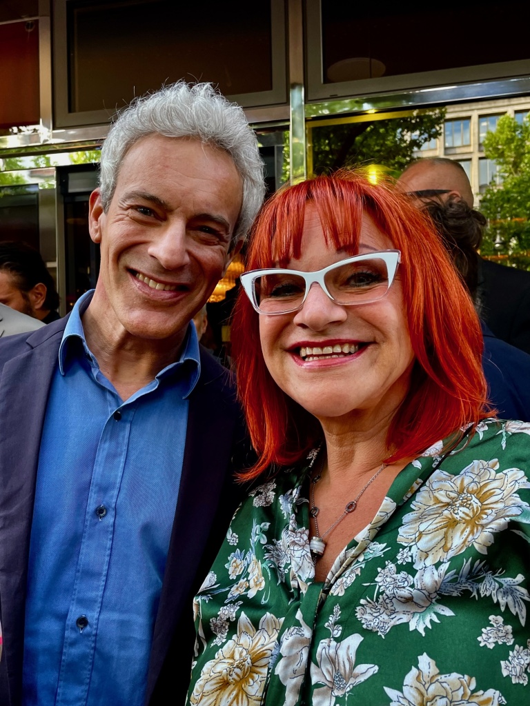 Foto der beiden Darsteller, Links Gedeon Burkhard und rechts Lou Hoffner