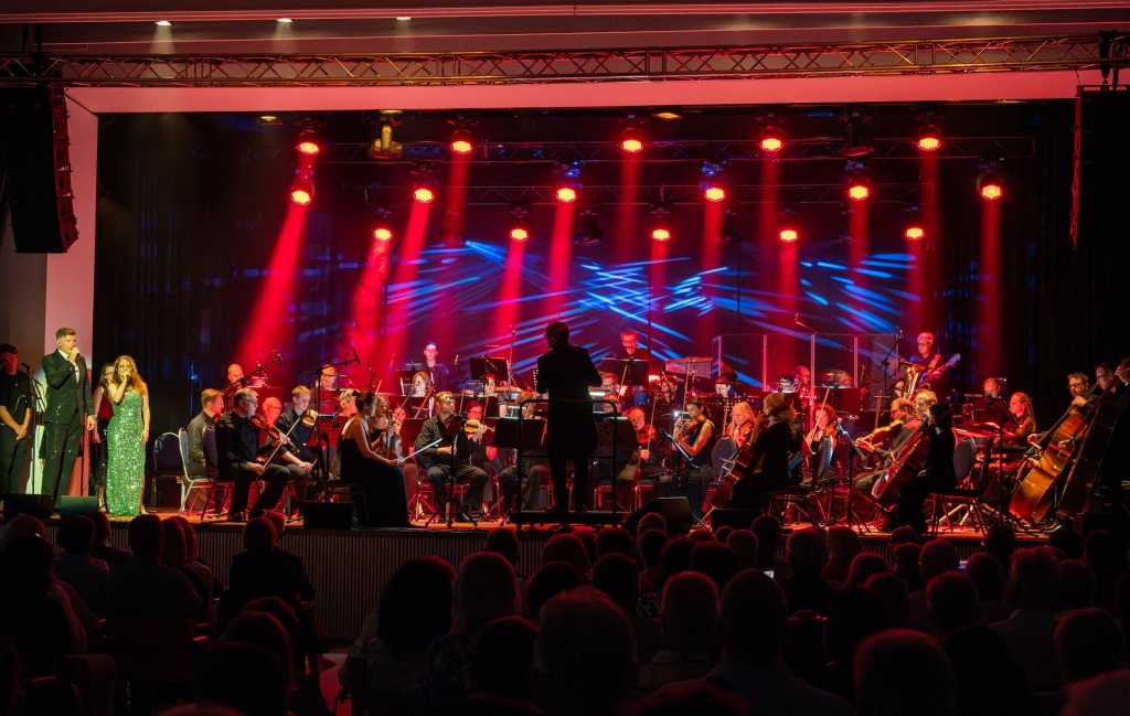 Das SAP-Sinfonieorchester auf der Bühne in der Germersheimer Stadthalle beim Konzert im Juli 2024.