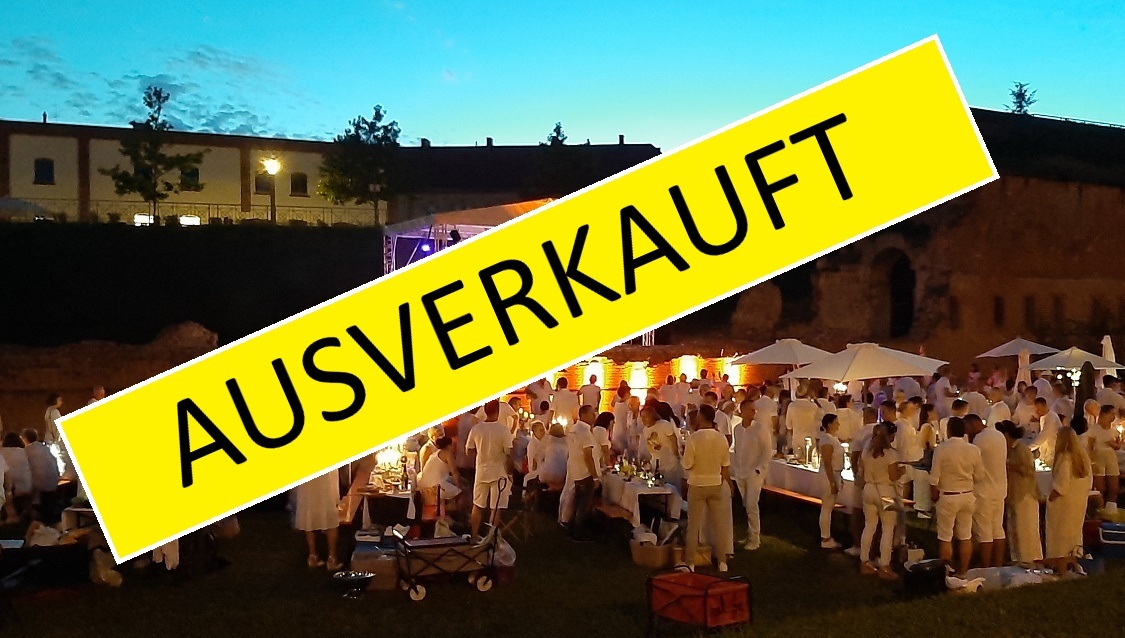 Blick auf die Naturbühne im Stadtpark Fronte Lamotte mit den Besuchern des Dinner in white 2023 im Vordergrund.