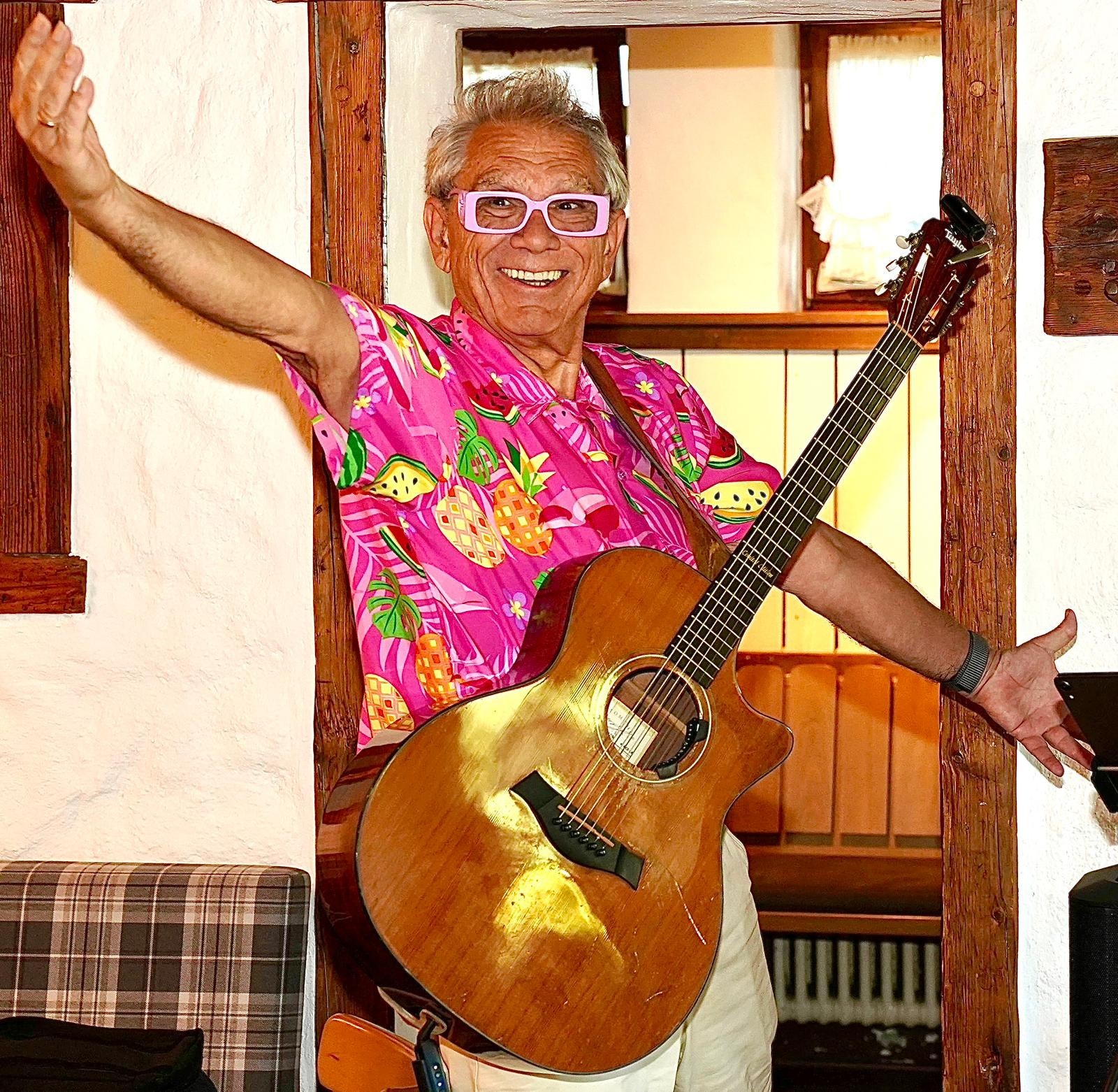 Gerd Birsner mit Gitarre