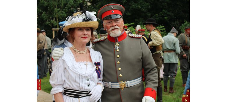 Festbesucher Paar in historischer Kleidung und historischer Militäruniform