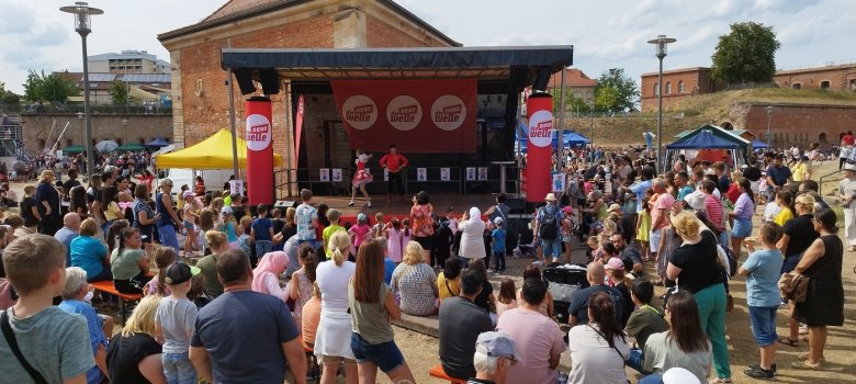Besucher vor der Festbühne im Jahr 2023