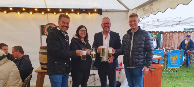 Fassbieranstich beim Pfingstmarkt 2025; im Bild von links nach recht: erster Beigeordneter Herr Dr. Hofmann; Marktmeisterin Frau Wöhlert; Bürgermeister Herr Schaile; Standinhaber Herr Barth