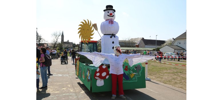 Festwagen mit Schneemannstatue in Sondernheim für die Verbrennung des Winters