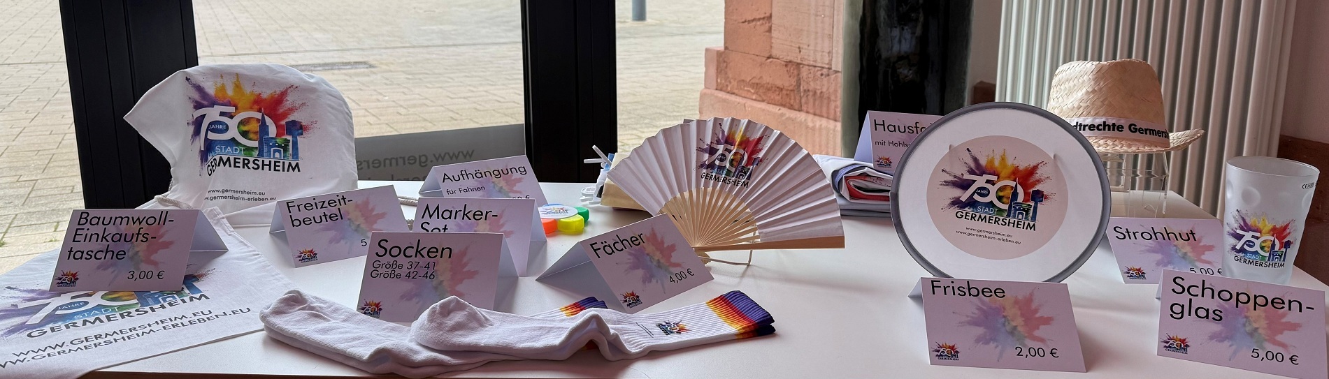 Auf dem Bild sind alle im Text beschriebenen Souvenirs zu sehen