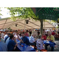 Besucher im Festzelt beim Straßenfest