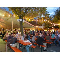 Besucher im Festzelt beim Straßenfest