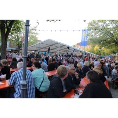 Besucher vor dem Festzelt beim Straßenfest
