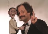 Bild des Puppenspieler Stephan Blinn mit einer seiner Puppen