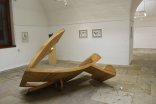 eine Holzskulptur aus der Ausstellung