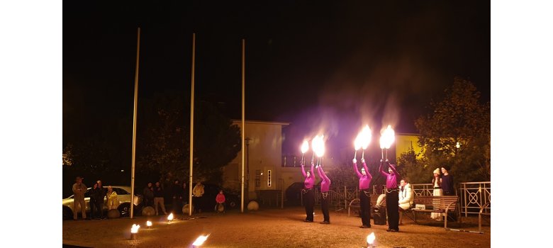 Vier Artisten mit Fakeln beim Verein Interkultur