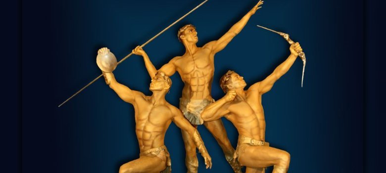 Drei Männer, gold eingefärbt als griechische Statuen