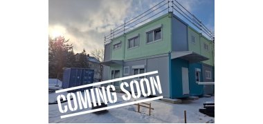 Außenansicht der Kita "Kleine Au" mit dem Text "Coming Soon"