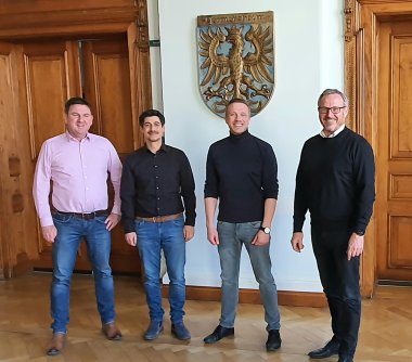 Germersheims Bürgermeister Marcus Schaile (ganz rechts) und Michael Rheude (ganz links im Bild), Leiter der Ordnungs- und Sozialverwaltung der Stadt Germersheim, mit IB-Leiter Soziale Arbeit Süd- und Vorderpfalz Karim Eibad (2.v.l.) und Dimitri Esch, dem neuen IB-Streetworker.