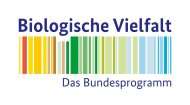 Text "Biologische Vielfalt" darunter abgebildet verschiedenfarbige Streifen in vertikaler Anordnung.. Darunter steht folgender Text "Das Bundesprogramm"