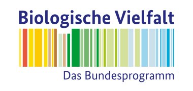 Logo Bundesprogramm Biologische Vielfalt Text "Biologische Vielfalt" darunter abgebildet verschiedenfarbige Streifen in vertikaler Anordnung.. Darunter steht folgender Text "Das Bundesprogramm"