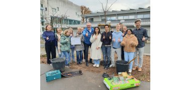 BGM, Schüler:innen und Lehrer:innen pflanzen gemeinsam den gewonnenen Baum ein