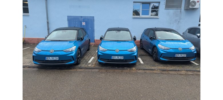 Drei der fünf neuen Elektrofahrzeuge, die Über die KIPKI Förderung angeschafft worden sind.