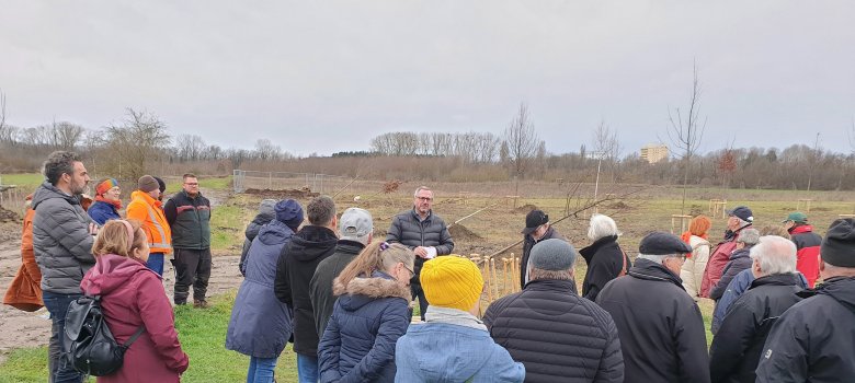 Jubiläumswald- Baumpflanzung Bürgermeister Marcus Schaile begrüßt alle herzlich zur Baumpflanzaktion
