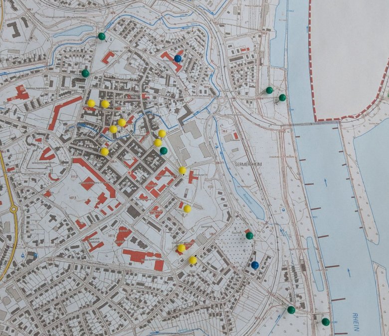 Karte der unangenehmen und angenehmen Orte bei Extremwetter in Germersheim, erstellt im Workshop auf dem Feierabendmarkt am 21. August 2025 im Rahmen der Präsentation der Umfrageergebnisse. Mehr Informationen im Fließtext.