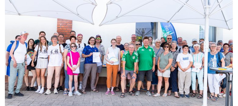 Gruppenbild von allen Radelnden bei der Abschlussveranstaltung am Bürgerhaus am 19.06.2026