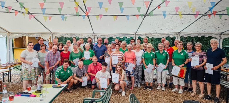 Gruppenbild aller Radelnden bei der Abschlussveranstaltung am 13.06 im Schleusenhaus in Sondernheim