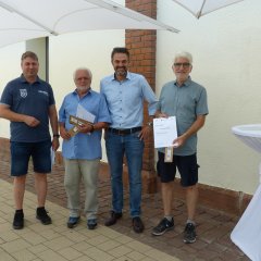 Zusehen ist der 1. Beigeordnete Sascha Hofmann mit 3 Gewinnern der FWG Germersheim Sondernheim