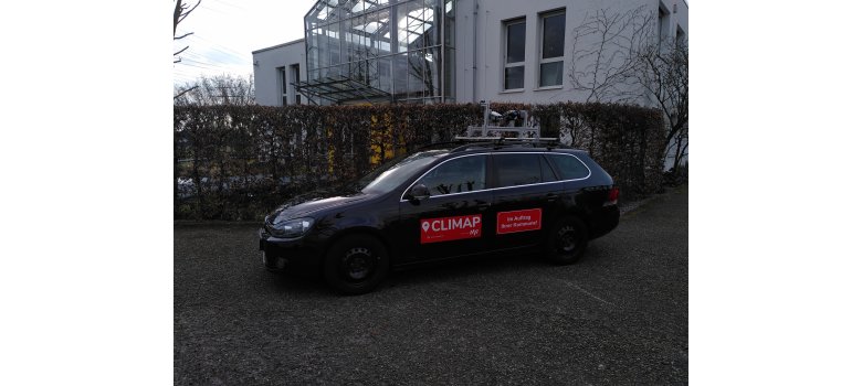 Das Auto auf dem Bild hat Wärmebildkameras auf dem Dach und konnte so durch die Straßen in Germersheim fahren, um die Gebäude thermographisch aufzunehmen.